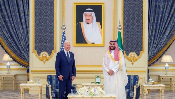 Potret Joe Biden Dengan dan MBS Arab Saudi di Riyadh. (Foto: CNNIndonesia)