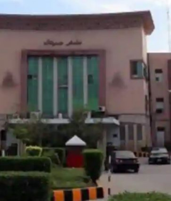 Mengejutkan! Puluhan Mayat Membusuk Ditemukan di Atap Rumah Sakit di Pakistan