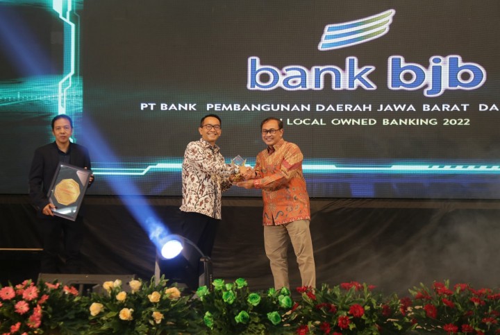 bank bajb Raih  'Best Digital Leadership in Local Owned Banking 2022