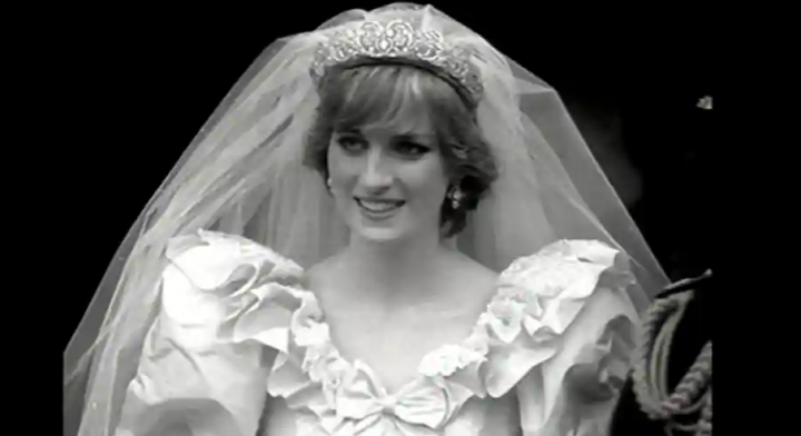 Potongan kue dari pernikahan Putri Diana dan Raja Charles akan dilelang /AFP
