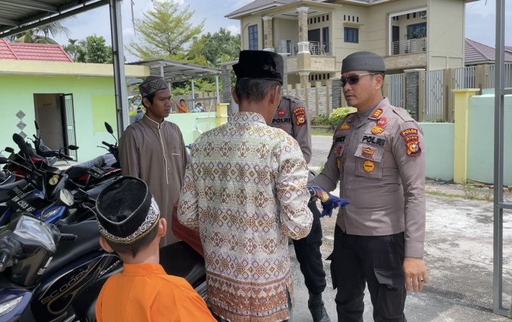 Jumat Berkah Ditsamapta Polda Riau di Masjid Nurul Iman Pekanbaru