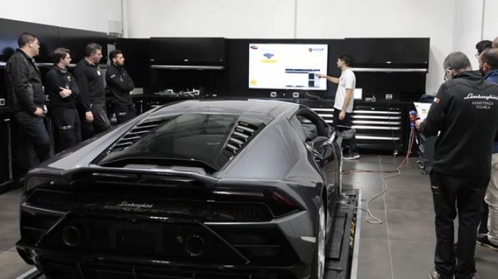 Service Lamborghini. Sumber: CNN Indonesia