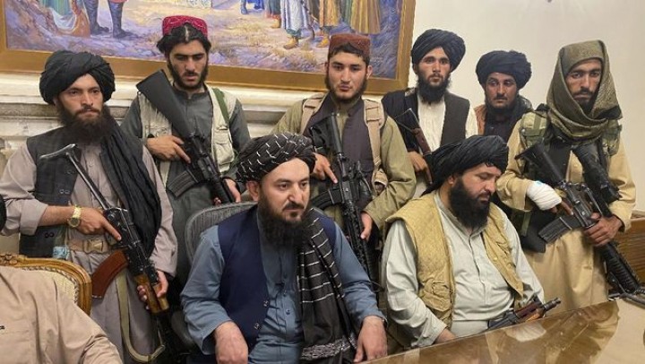 Potret Para Petinggi Taliban yang Berhasil Menduduki Ruang Kepresidenan Afghaistan. (Foto: BBC)