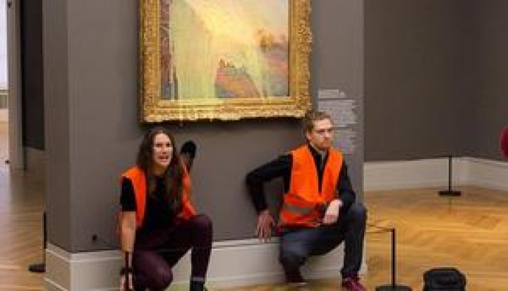 Sepasang 'Aktivis Iklim' Melempar Cairan Kentang Tumbuk ke Lukisan Les Meules Karya Monet. (Foto: VOA)