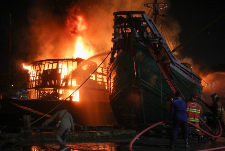 Ilustrasi Kapal NTT di Kupang Cantika 77 yang terbakar. (Foto: Republika)