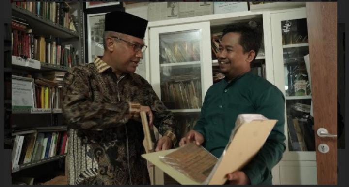 Wakil Walikota Bukittinggi Marfendi Datuak Basa Balimo (kiri) dan Pendiri Rumah Sejarah Indonesia Hadi Nur Ramadhan. (Foto: Republika)