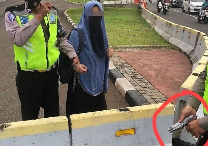 Perempuan yang Diduga Teroris oleh Pihak Kepolisian dan Menahan Senpi yang Dumilikinya. (Foto: Egindo