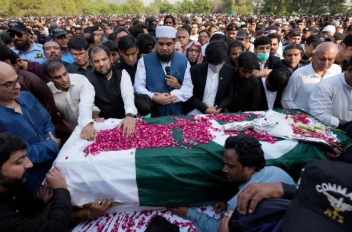 Ribuan OrangMenghadiri Pemakaman Jurnalis Pakistan Arshad Sharif