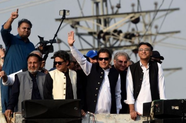 Mantan PM Pakistan Khan dan Pendukungnya Berbaris Menuju Islamabad