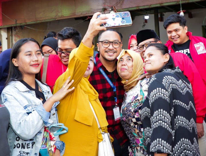 Pulang dari Pasar Ketum PSI Giring Ganesa Bawa Tentengan Jengkol