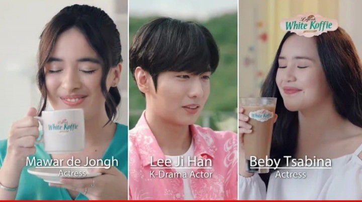 Potret Lee Ji Han dalam Iklan Luwak White Coffee. (Twitter)