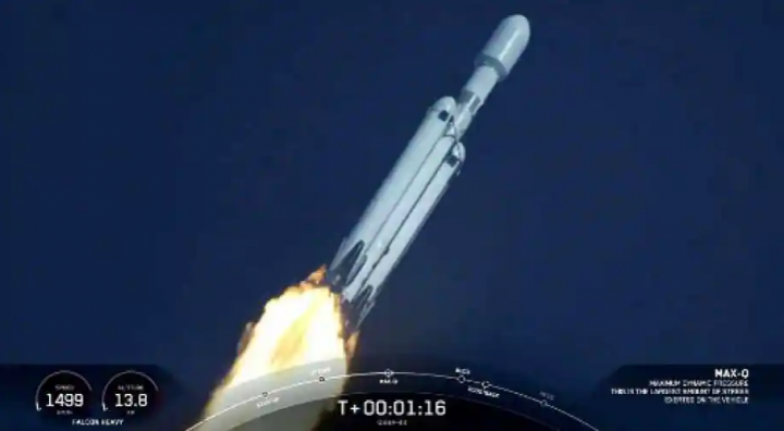 Roket Falcon Heavy milik SpaceX selesai diluncurkan setelah jeda 3 tahun /AFP