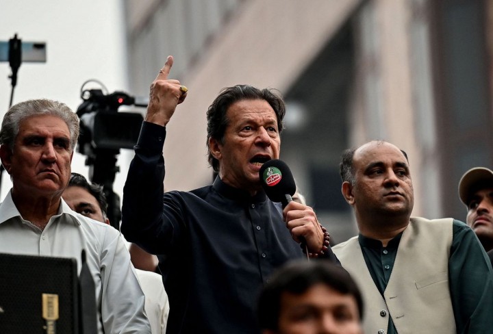 Potret Eks Perdana Menteri, Imran Khan yang Ditembak Oleh Oknum Tak Dikenal Saat Demo Anti-Pemerintah. (Bloomberg.com/Foto)