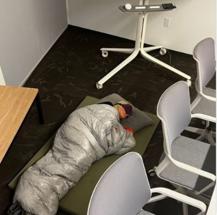 Diambil Alih Elon Musk, Karyawan Twitter Terlihat Tidur-tiduran di Lantai Kantor 