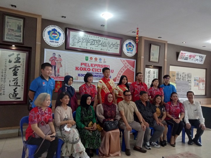 Foto bersama pengurus PSMTI Riau bersama KokoCici jelang keberangkatan ke Jakarta 