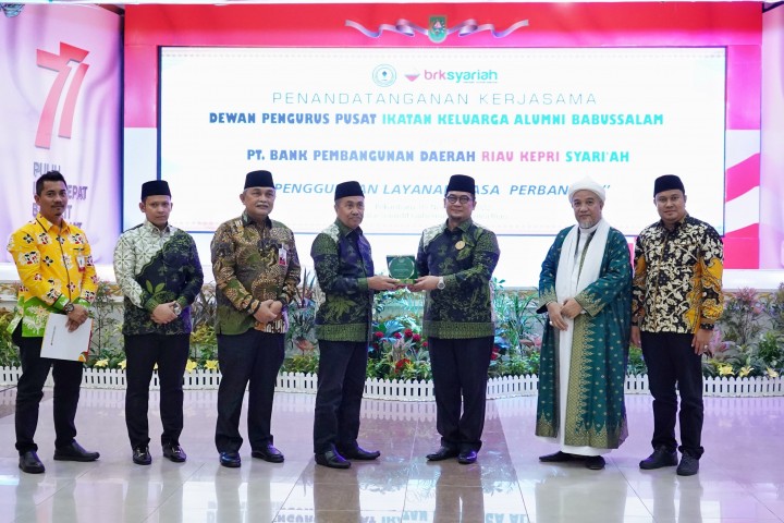 Gubernur Riau H Syamsuar Kukuhkan DPP IKA BBS 2022-2025 di Balai Serindit.