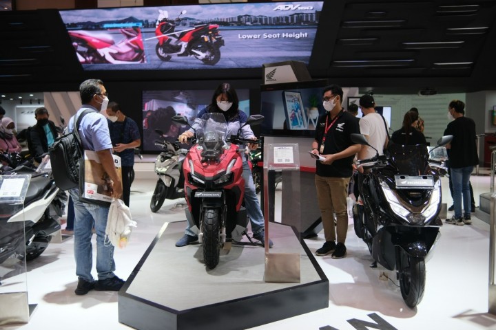 Pengunjung booth Honda pada pameran Indonesia Motorcycle Show (IMOS) 2022 yang diselenggarakan di Jakarta Conventon Center, Senayan, Jakarta Selatan (2-6/11).