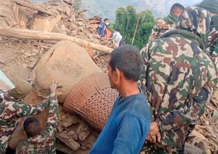 Anggota tentara Nepal bekerja selama operasi penyelamatan di reruntuhan rumah yang runtuh, rusak setelah gempa bumi melanda Rabu pagi, di distrik barat Doti, Nepal pada 9 November 2022.