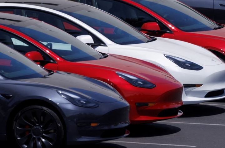 Saham Tesla mencapai level terendah dua tahun setelah bos Musk menjual lebih banyak saham