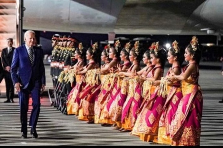 Berikut reaksi Joe Biden usai disambut Tari Pendet Khas Bali di Bandara Ngurah Rai /MPI