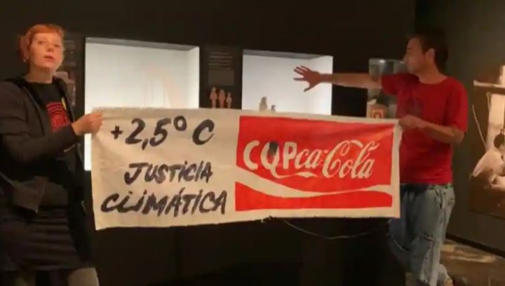 Aktivis Iklim Spanyol Memercikkan Cairan Kental di Atas Kotak Kaca Mumi Palsu di Museum Mesir Barcelona