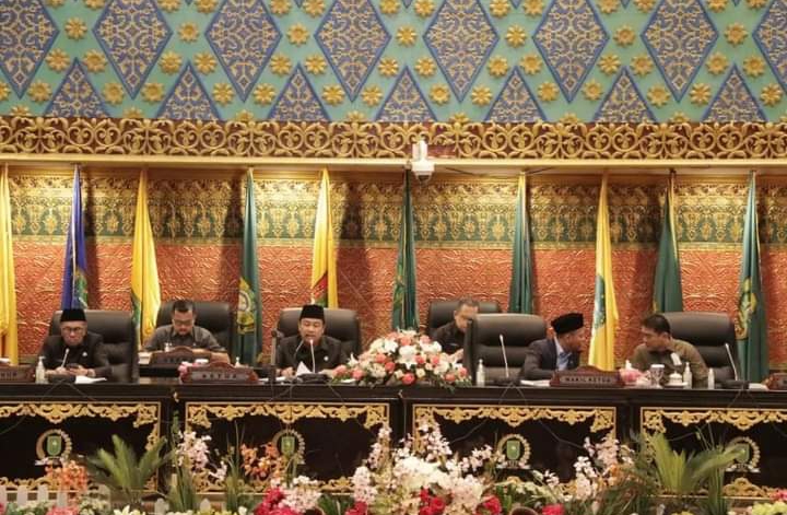 Ketua DPRD Riau Yulisman memimpin sidang paripurna tentang Hasil Kerja Banggar, APBD 2023 yang dihadiri Gubernur Riau Syamsuar