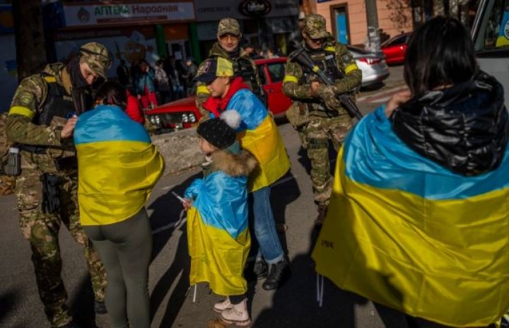 Ukraina mengatakan tugas membangun kembali negaranya setelah invasi Rusia sangat berat [Bernat Armangue/AP Photo