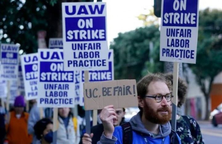 Diperkirakan 48.000 pekerja akademik keluar dari pekerjaan pada hari Senin, mengganggu aktivitas di salah satu sistem universitas negeri terbesar di California [Jeff Chiu/AP Photo]