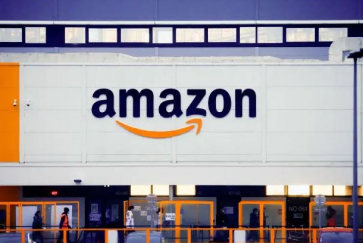 Amazon adalah perusahaan AS terbaru yang melakukan pemotongan besar-besaran pada basis karyawannya untuk bersiap menghadapi potensi penurunan ekonomi [File: Gonzalo Fuentes / Reuters]