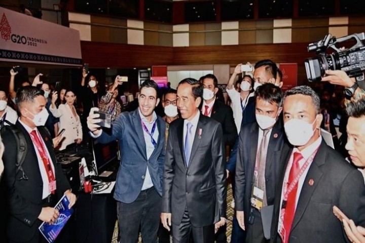 Jokowi diserbu jurnalis asing saat kunjungi Media Center tempat KTT G20 Bali diselenggarakan /BPMI