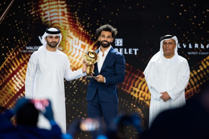 Potret Mohamed Salah terima Trofi Pemain Terbaik Pilihan Penggemar TikTok. (Khaleej Times/Foto)