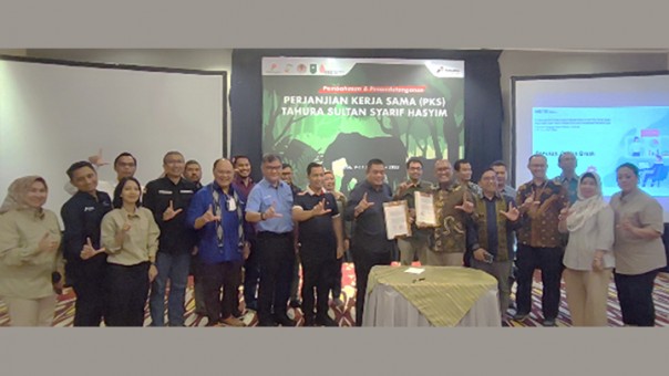 Kadis LHK Provinsi Riau Mamun Murod (kiri) dan VP Corporate Affairs PHR WK Rokan Rudi Ariffianto menunjukkan dokumen PKS usai acara penandatanganan di Lombok, NTB, (11/11).