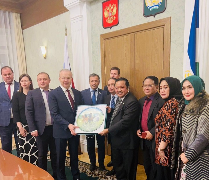 Ketua umum Satkar Ulama Idris Laena (kanan) saat berkunjung ke Moscow untuk memenuhi undangan Mufti Rusia 