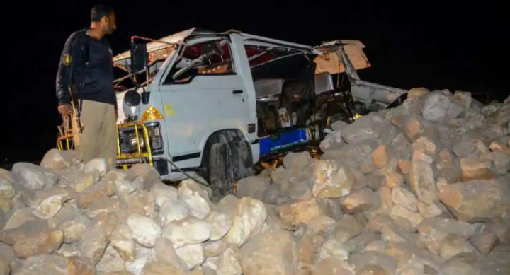 Minibus yang masuk ke dalam parit sedalam 25 kaki di Pakistan sebabkan 20 orang tewas /AP