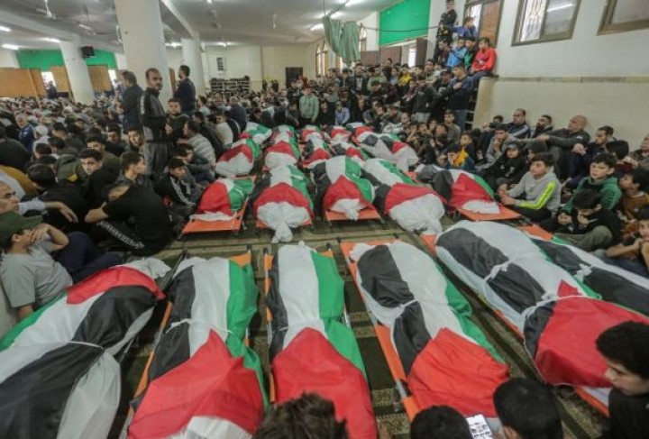Ketika Tetangga Meratapi Kematian 21 Anggota Keluarga Dalam Kebakaran Rumah di Gaza