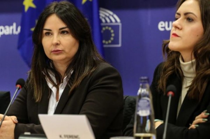 Barbara Skrobol (kiri) dan pengacara Kamila Ferenc (kanan) selama dengar pendapat bersama di markas besar Parlemen Eropa di Brussel [Valeria Mongelli/Al Jazeera]