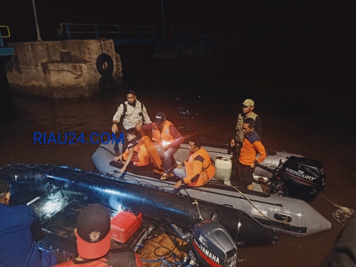 Tim SAR gabungan saat mencari korban yang terjatuh dari KMP Mutiara  Pertiwi