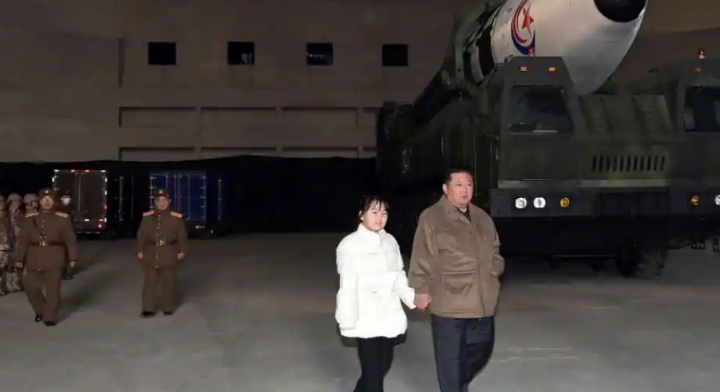 Pemimpin Korea Utara Kim Jong Un, bersama putrinya, memeriksa rudal balistik antarbenua (ICBM) /KCNA