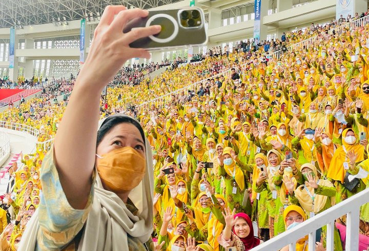 Ketua DPR RI Puan Maharani disoraki seisi Stadion Manahan Solo. Sumber: Twitter