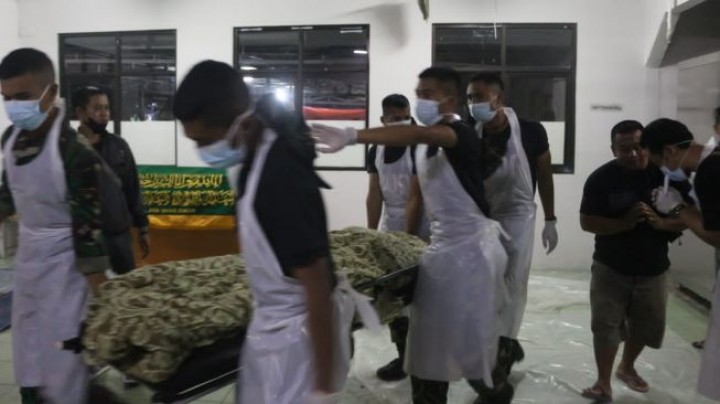 Potet Anggota TNI AD yang Menangani Jenazah Korban Gempa Bumi di Cianjur. (Suara.com/Foto)