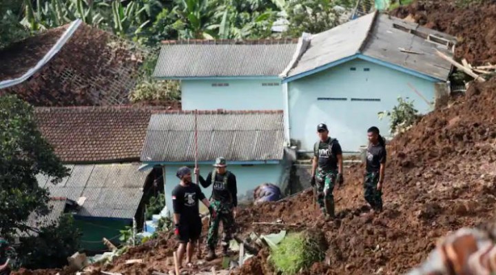Jokowi Umumkan Kompensasi Bagi Korban Gempa Saat Pencarian Masih Terus Berlanjut