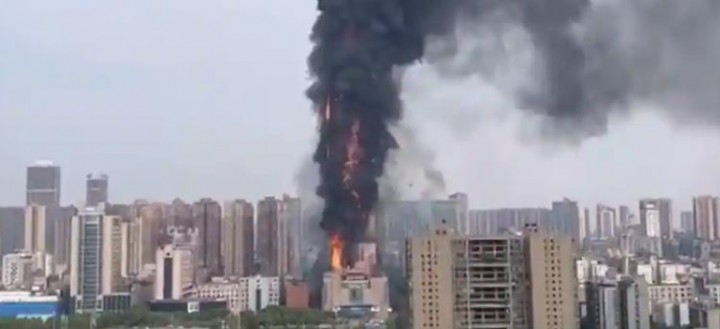 Kebakaran Besar Terjadi di Gedung Pencakar Langit di Kota Changsha, China