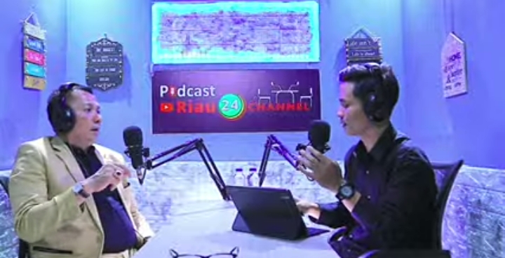 Bupati Kepulauan Meranti M. Adil saat melakukan podcast di Riau 24.channel