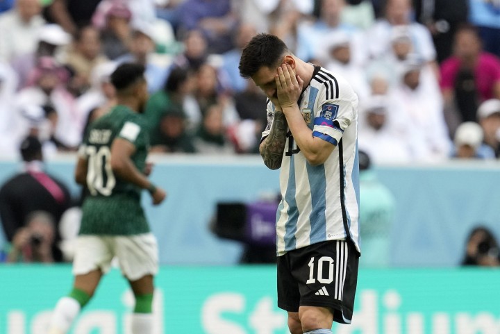 Potret Lionel Messi di Piala Dunai Qatar 2022 Menunduk Sambil Menutup Wajahnya Usai Dikalahkan Oleh Arab Saudi dengan Skor 1-2 (Dok. Yahoo)
