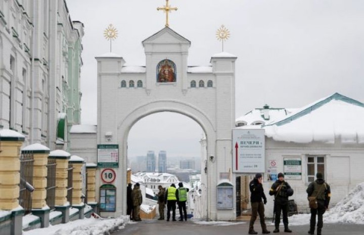 Ukraina Menggerebek Biara Kyiv Berusia 1000 Tahun yang Didukung Oleh Rusia 