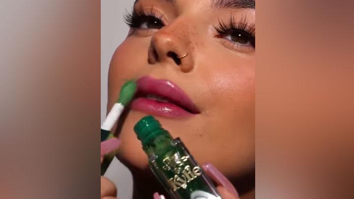 Kylie Jenner Keluarkan Produk Lipstik, Netizen: mirip ‘Gincu Arab’