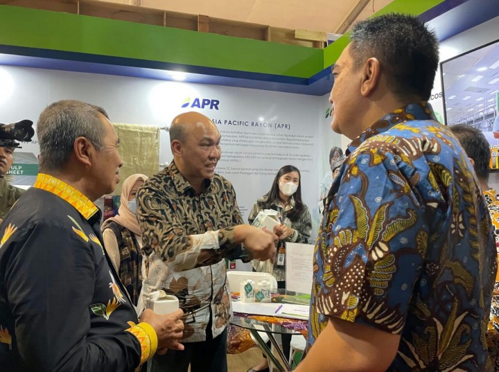 Gubernur Riau Terkesima pada Produk APRIL yang Dipajang di Riau Expo 2022