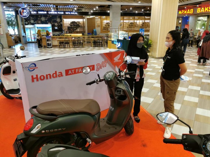 Pengunjung mengunjungi booth Honda matic daya