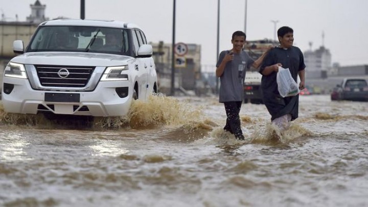 Potret Kondisi Banjir yang Menyelimuti Kota Jeddah Usai di Guyur Hujan Lebat. (CNN Indonesia/Foto)