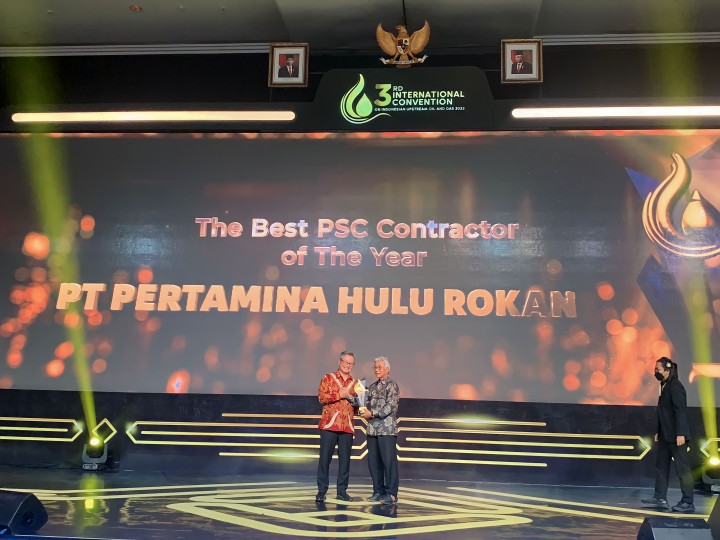 Direktur Utama PHR, Jaffee A Suardin (kiri) saat menerima penghargaan yang diberikan Kepala SKK Migas Dwi Soetjipto (kanan) dalam acara IOG SKK Migas 2022 di Nusa Dua Conventions Center, Jum'at 22 November 2022.